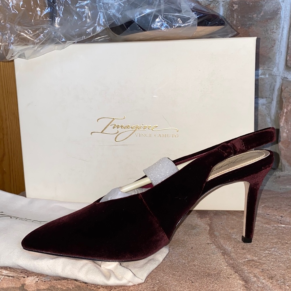 Never worn Vince Camuto size 8.5 velvet heel
